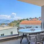 Moni's Place - Fresh Seaview