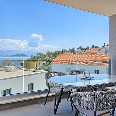 Moni's Place - Fresh Seaview